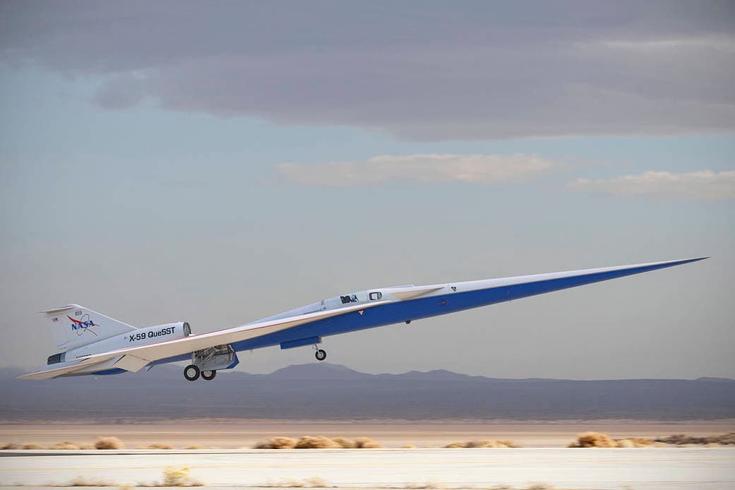 La característica más distinguible del aspecto del X-59 es que 
<b>su "nariz" representa un tercio de su largura, que es 100 pies o 30.5 metros.</b> La amplitud de sus alas es escasa: solo 29 pies.