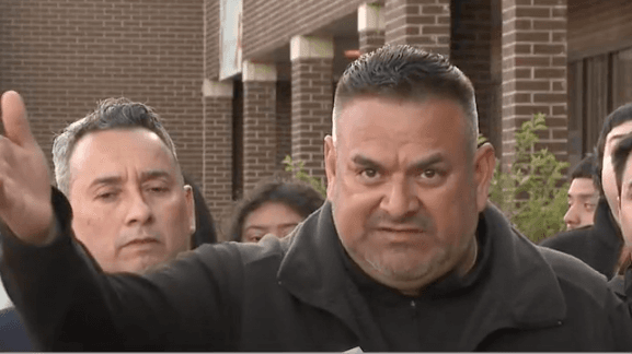 "No hay ninguna cámara aquí para los carros, que van volando aquí, a (alta) velocidad, y andan de carreras, todos los días", declaró Fernando Ochoa, otro de los hijos de la abuela hispana.