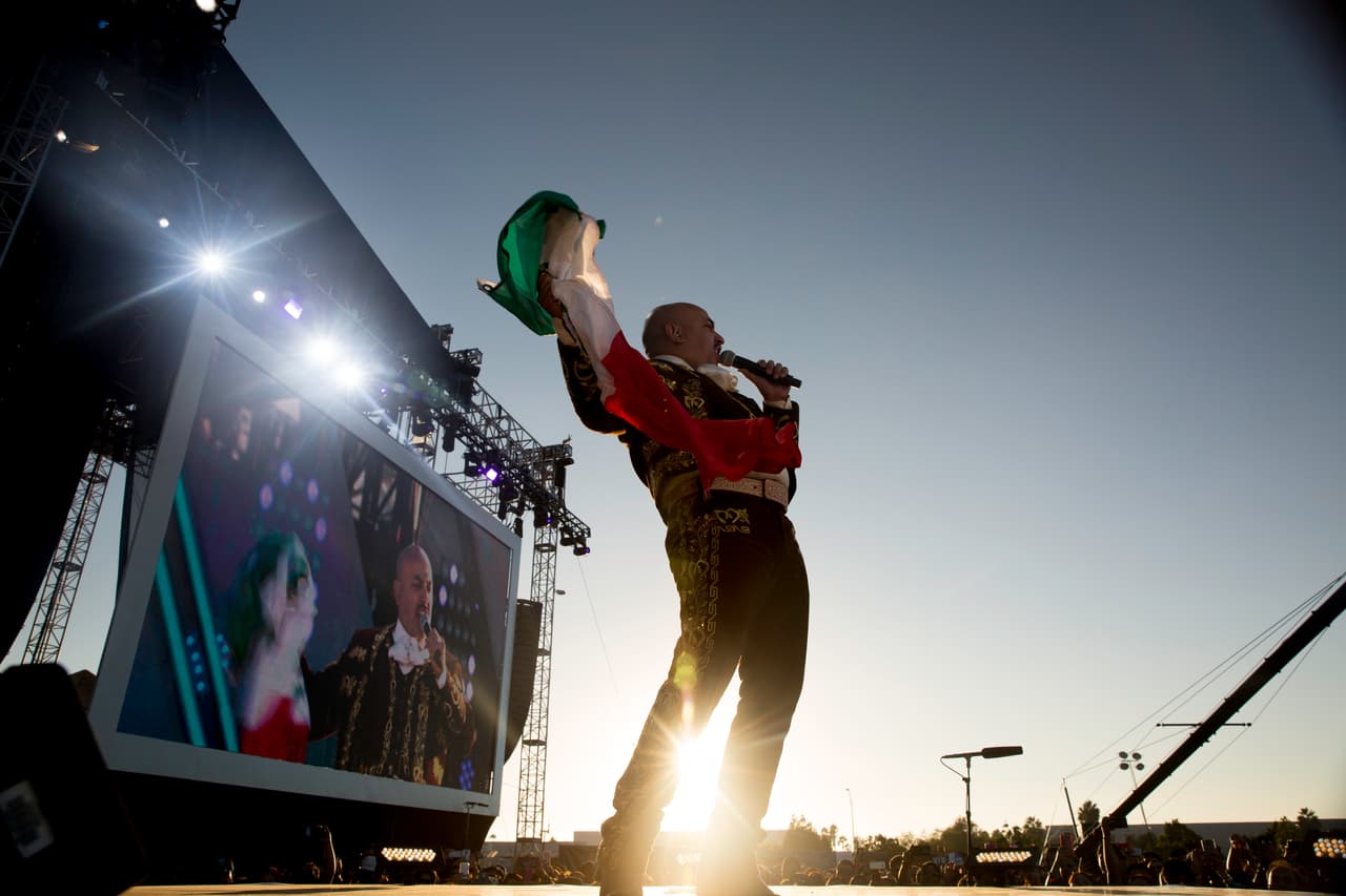 Lupillo Rivera dedicó una canción a su hermana Jenni en esta emotiva e histórica tarde para el público latino. Foto: David Maris.