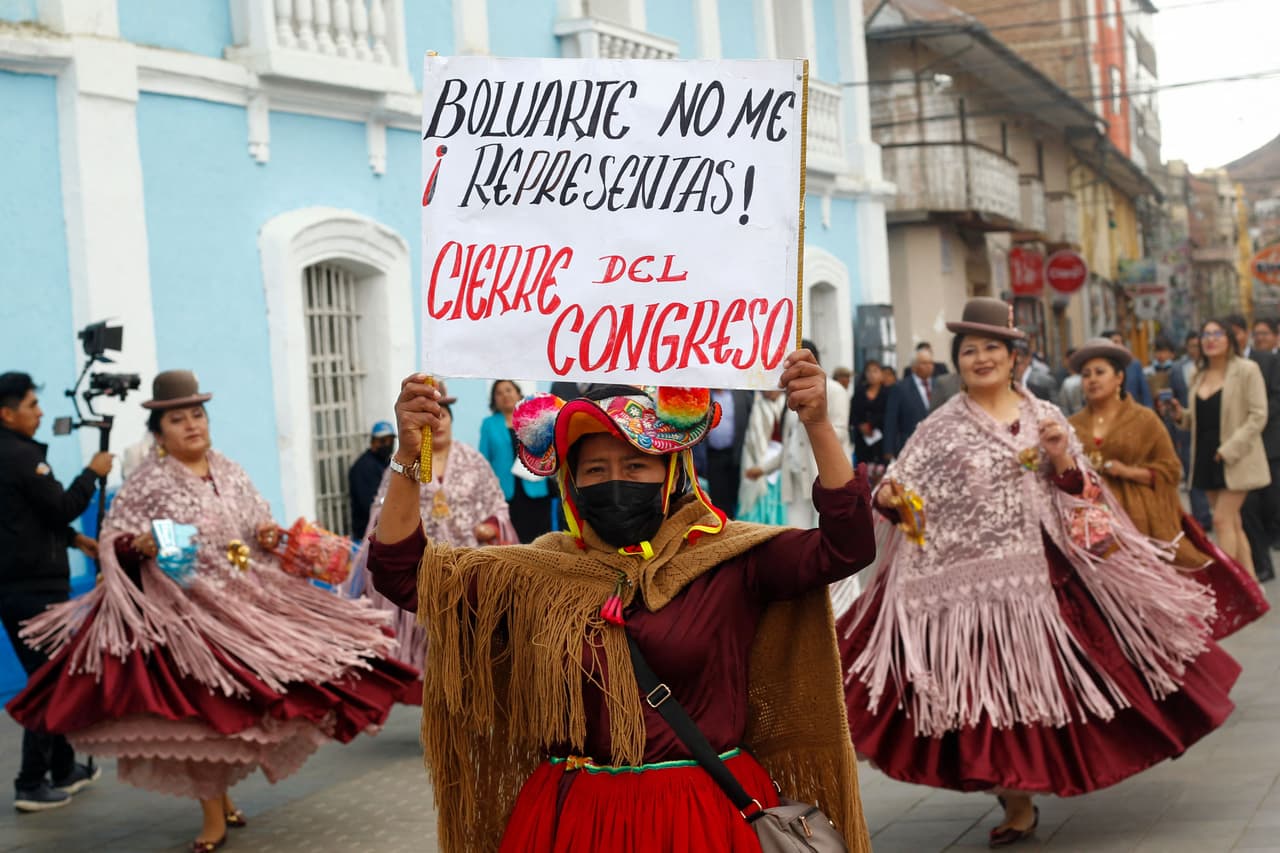 Perú ha tenido 
<a href="https://www.univision.com/noticias/america-latina/peru-ingobernabilidad-crisis-politica-destitucion-pedro-castillo">seis presidentes en los últimos seis años</a>, incluyendo tres en una sola semana en 2020. La lucha de poderes en el país ha continuado en un momento en que la región andina y sus miles de pequeñas granjas atraviesan dificultades para sobrevivir a la peor sequía en medio siglo.