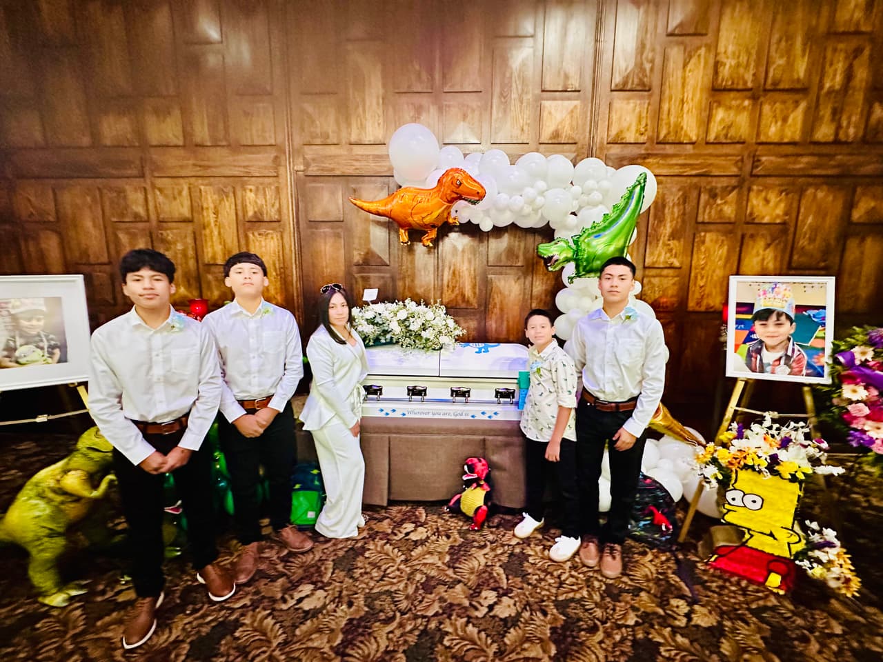 Julie Navarro, mamá del pequeño difunto, estuvo en el funeral junto con los hermanos de Zachary. 
<b>Él era el menor de cinco hijos. </b>