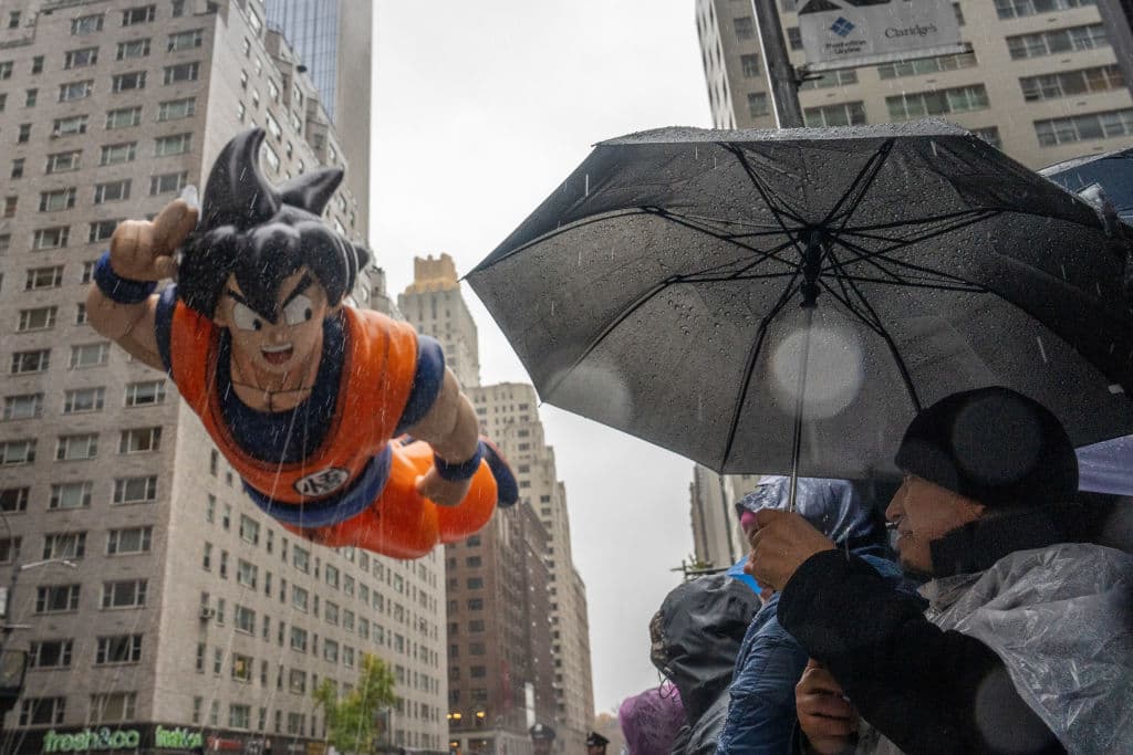 La lluvia estuvo presente durante todo el desfile.