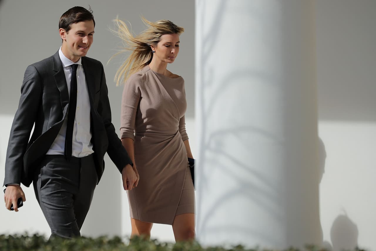 El 
<i>wrap dress</i>, o vestido cruzado, creado orginalmente por Diane Von Furstenberg en los años 70 para que las mujeres pudieran usar una prenda práctica a la hora de ir a trabajar, es otra de las siluetas que Ivanka Trump ha incluido en su nuevo clóset, hecho de colores serios y ejecutivos como el negro, el azul navy, o el camel, justo el tono que usó el 10 de febrero en la reunión que tuvo lugar en la Casa Blanca con el primer ministro japonés, Shinzo Abe.