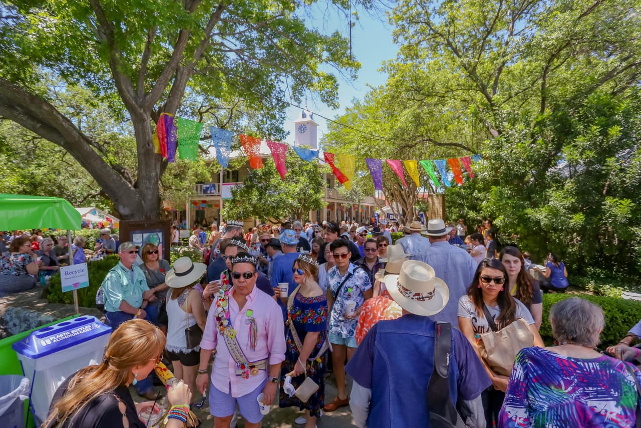 <h2 class="cms-H2-H2">Fiesta Arts Fest</h2>
<br>
<ul>
 <li class="li1">Cuándo: 26 de abril</li>
</ul> 
<ul>
 <li class="li1">Hora: 10:00 horas - 18:00 horas</li>
</ul> 
<ul>
 <li class="li1">Dónde: UTSA SW Campus</li>
</ul> 
<ul>
 <li class="li1">Qué es: Evento de 2 días en el que se ofrece la oportunidad de comprar productos hechos a mano, tradicionales o contemporáneos. La feria tendrá música nacional y regional, así como cabinas de comida y bebida.</li>
</ul> 
<ul>
 <li class="li1">Costo: 20 dólares</li>
</ul>