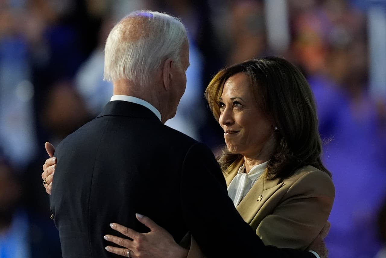 La vicepresidenta de EEUU, Kamala Harris, abraza a Joe Biden en la Convención Nacional Demócrata luego del discurso del mandatario, en el evento que coronó a 
<a href="https://www.univision.com/noticias/elecciones-en-estados-unidos-2024/kamala-harris-acepta-nominacion-candidata-democrata-fin-convencion">Harris como la primera mujer de color en ser nominada para la Presidencia </a>en agosto de 2024, en Chicago.