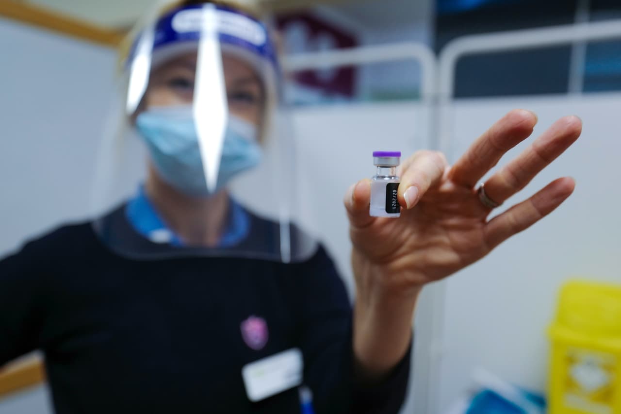 <b>¿Cuándo se incluirá a más sectores de la población?</b>
<br>
<br>Conforme se reciban nuevos cargamentos, incluidos los de otros proveedores como Moderna, la población con prioridad para recibirla se ampliará para incluir al personal de primeros auxilios, trabajadores esenciales, personas con enfermedades crónicas, adultos mayores y posiblemente maestros. Los adultos sanos que no tengan trabajos de alto riesgo tendrán que esperar probablemente entre abril y julio de 2021.