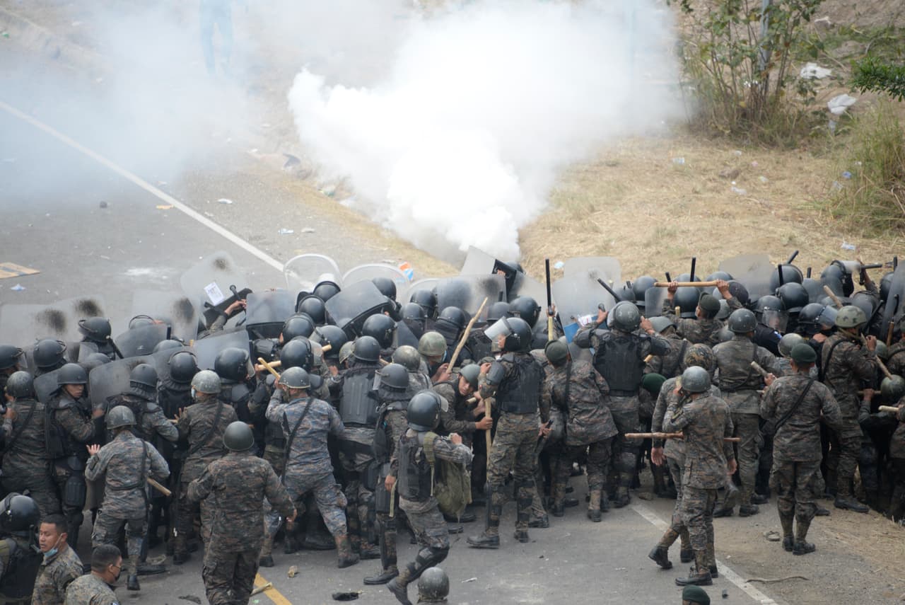 El esfuerzo policíaco, que cuenta con el apoyo de soldados del Ejército, 
<a href="https://www.univision.com/noticias/inmigracion/guatemala-lanza-gases-lacrimogenos-a-la-caravana-de-migrantes"><u>tuvo como objetivo obligar a los migrantes a desistir de su propósito</u></a> de seguir hacia el norte.
