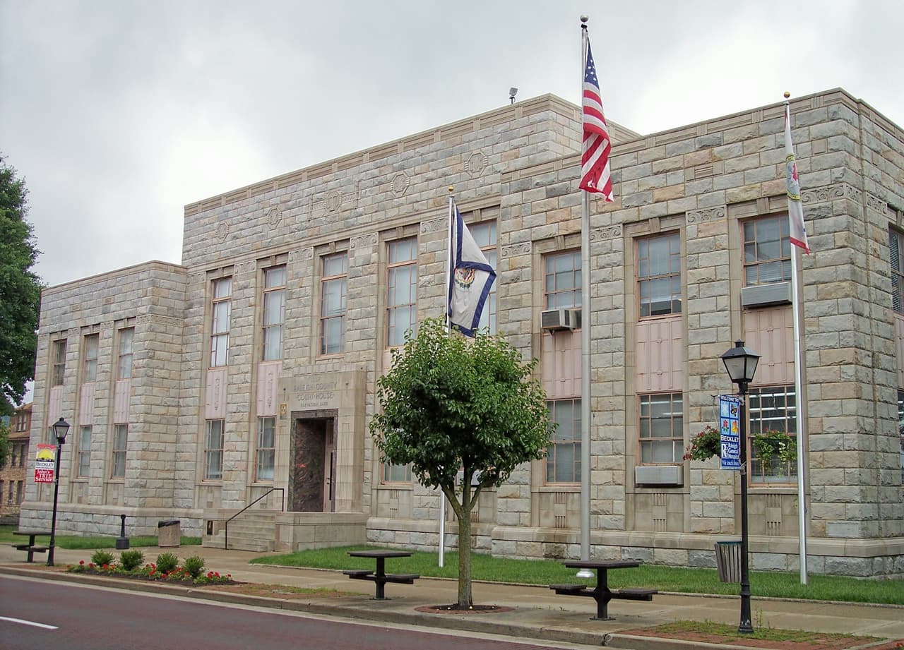 <h3 class="cms-H3-H3">1. Beckley, West Virginia</h3>
<br>
<br>💸
<b> Ingreso familiar promedio: </b>$38,737
<br>
<br>💸 
<b>Tasa de pobreza: </b>22.7%
<br>
<br>💸 
<b>Hogares con ingresos anuales menores a $10,000: </b>13.4%
<br>
<br>💸 
<b>Adultos con educación universitaria: </b>20.4%
<br>
<br>💸
<b> Tasa de desempleo (2021):</b> 7.0%
<br>