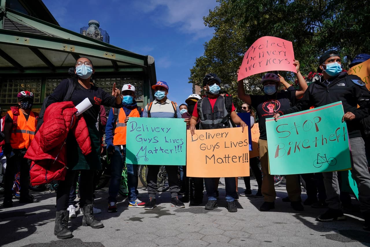 Inmigrantes hispanos que trabajan en restaurantes celebran acceso a vacuna contra el coronavirus