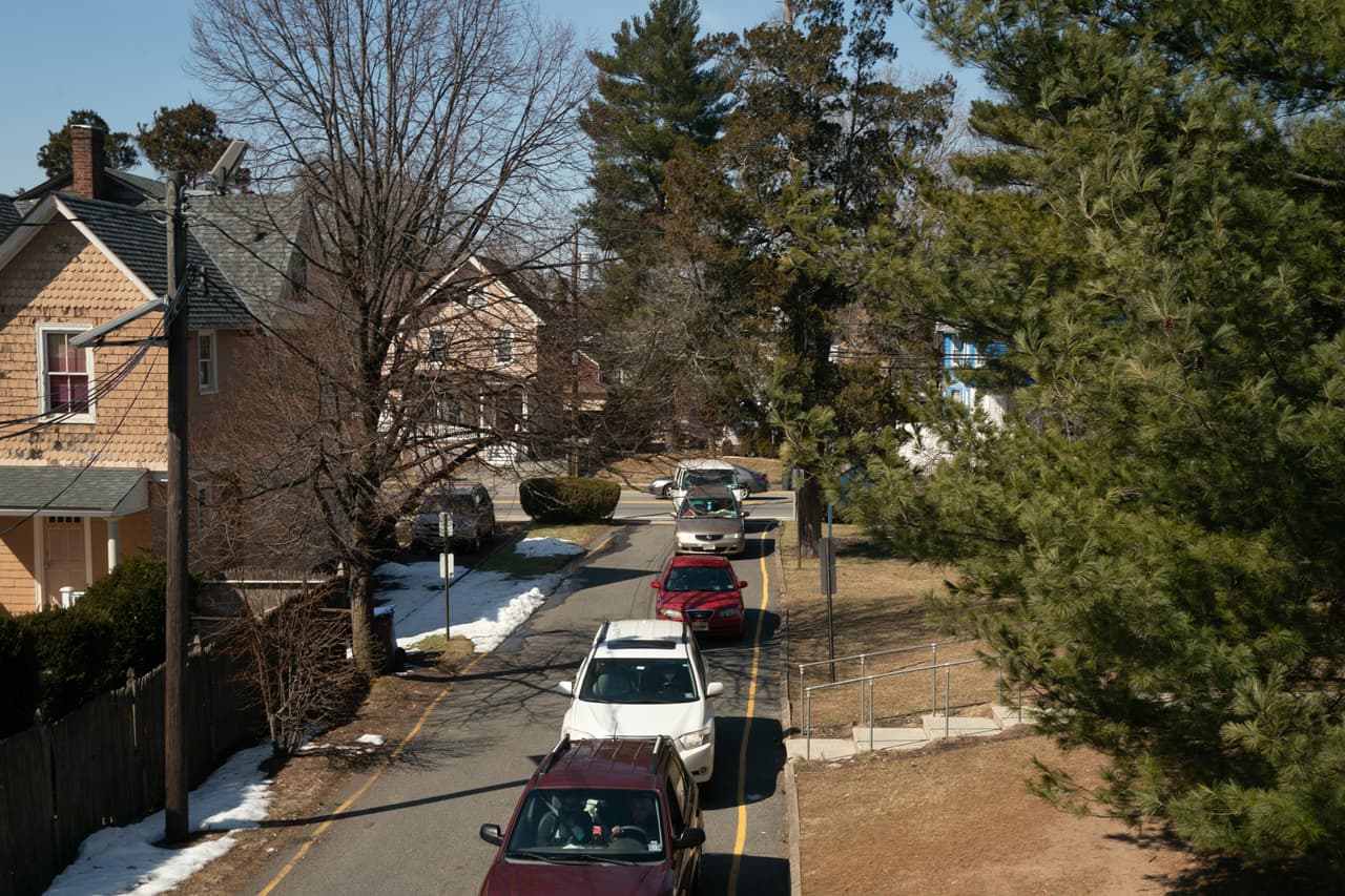 Los autos se alinean para recibir cajas de alimentos en el Center for Food Action in Englewood, New Jersey a principios de mes. El centro ayudó a 40,500 hogares en 2020, comparado con 23,000 el año anterior.