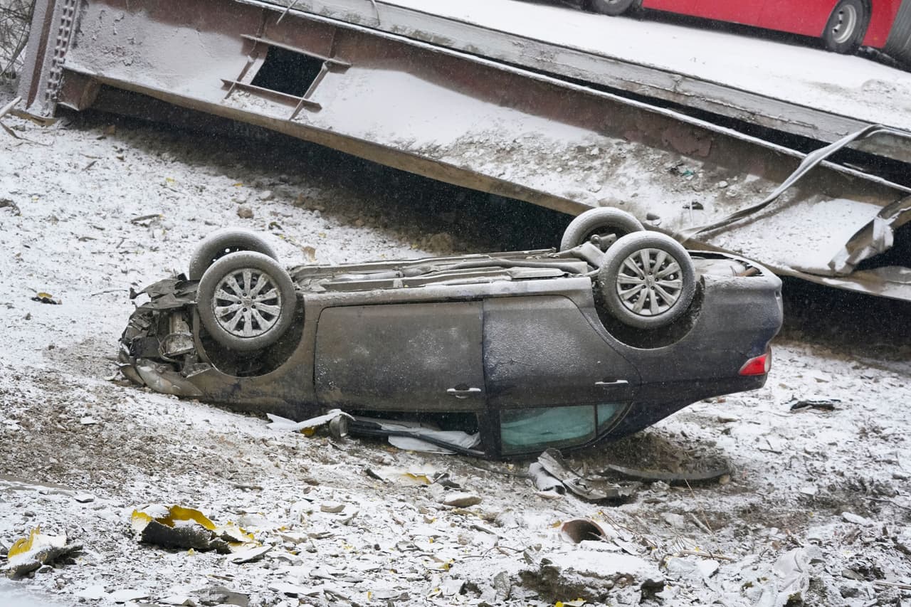 Un auto que quedó volteado después del derrumbe del puente.
<br>