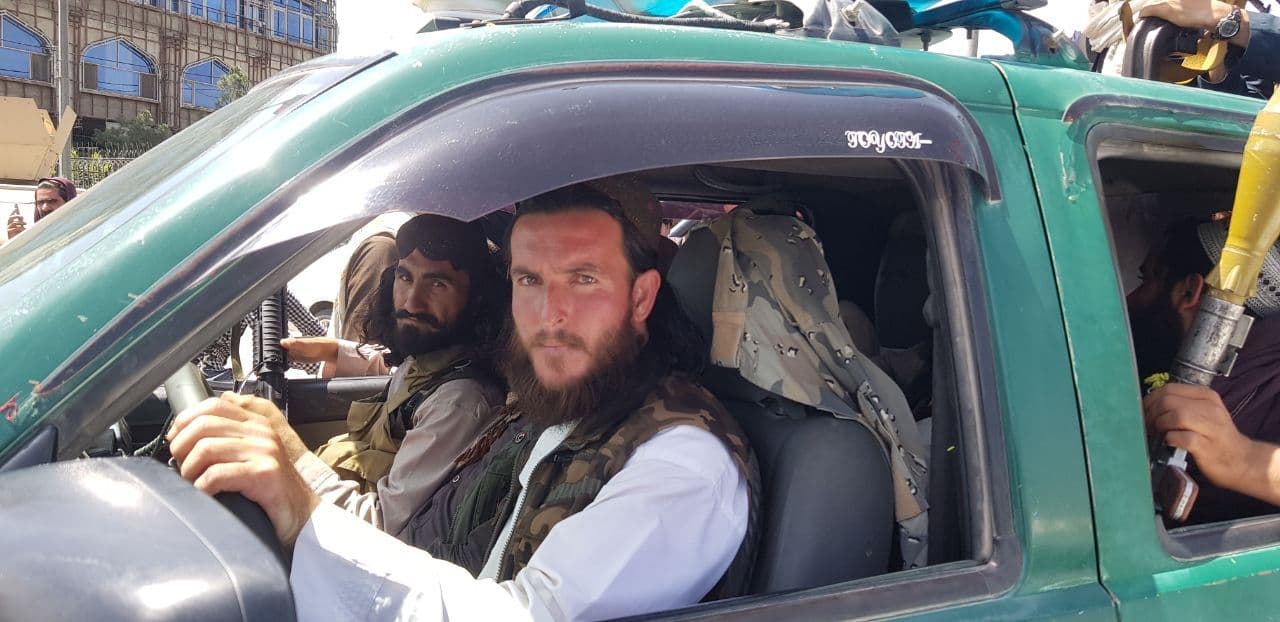 El resto de la capital estaba en cambio en calma, este lunes por la mañana. Talibanes armados patrullaban las calles e instalaban puestos de control. El mulá Abdul Ghani Baradar, cofundador de los talibanes, exhortó a sus hombres a comportarse de forma disciplinada.
