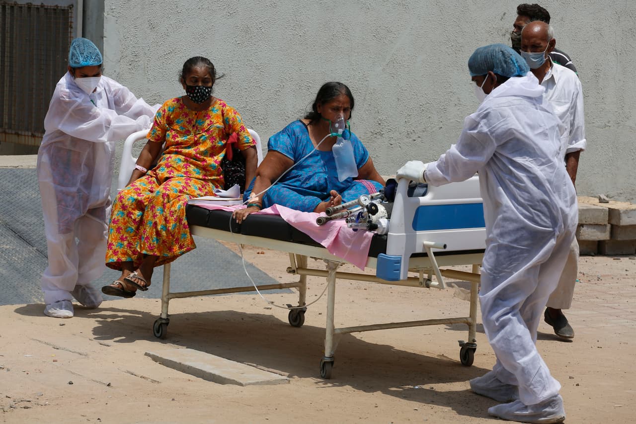 Una paciente de covid-19 durante un traslado entre hospitales para ayudar a descongestionar un centro de salud repleto en Ahmedabad, el 13 de abril. “El repunte de infecciones ha llegado como una tormenta y nos espera una gran batalla”, dijo el primer ministro indú Narendra Modi en un discurso el martes por la noche.