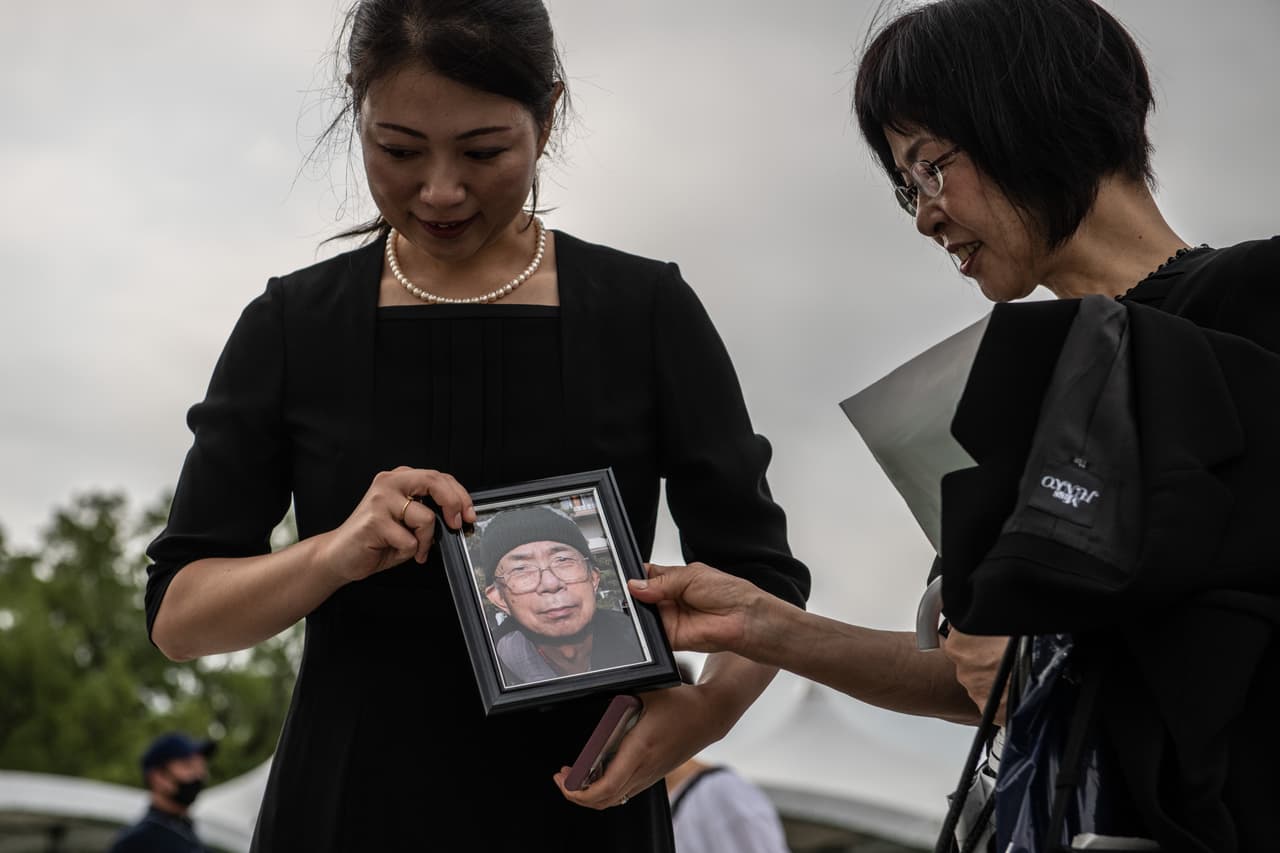 “Le pido al gobierno japonés que atienda la exhortación (de los sobrevivientes del bombardeo) para que firme, ratifique y se convierta en una de las partes del Tratado sobre la Prohibición de las 
<a href="https://www.univision.com/temas/armas-nucleares">Armas Nucleares</a>”, manifestóel alcalde Matsui en su declaración por la paz. “Siendo el único país que ha sufrido un ataque nuclear, Japón debe convencer al público global de que se una al espíritu de Hiroshima”.
<br>
<br>Una mujer y su madre (derecha) sostienen una fotografía de su padre y su abuelo que sobrevivieron a la bomba atómica.
