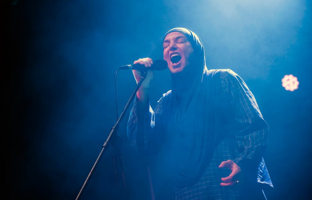 La cantante irlandesa Sinead O'Connor se presenta en Akvarium Klub en Budapest, Hungría, el 9 de diciembre de 2019. O'Connor, la talentosa cantautora irlandesa que se convirtió en una superestrella, que era conocida tanto por sus luchas privadas y acciones provocativas como por su música feroz y expresiva, ha muerto a los 56 años. La familia de la cantante emitió un comunicado este miércoles informado por la BBC y RTE.