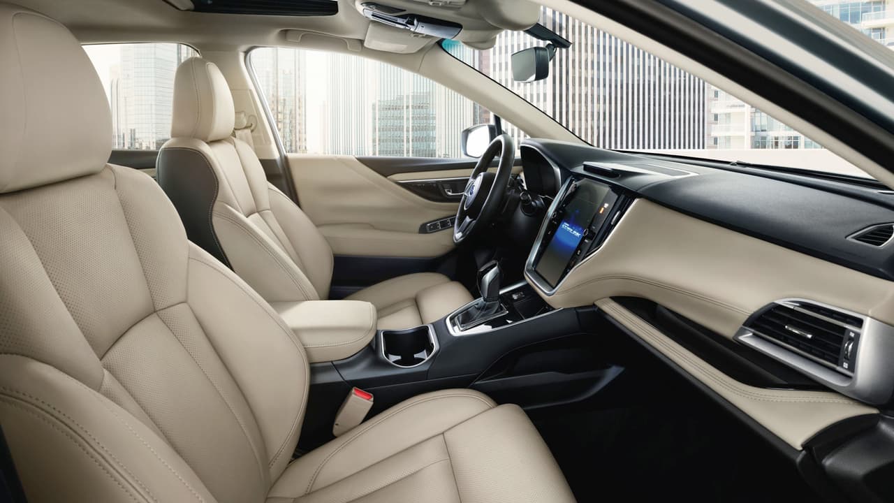 La cabina del nuevo Subaru Legacy 2020 muestra un 
<b>diseño fluido, moderno y elegante</b> que contrasta fuertemente con los diseños actuales de Subaru y especialmente con el Legacy 2019 que cuenta con un diseño que podría ser descrito como un actualización extrema de los diseños de lo 1990s.