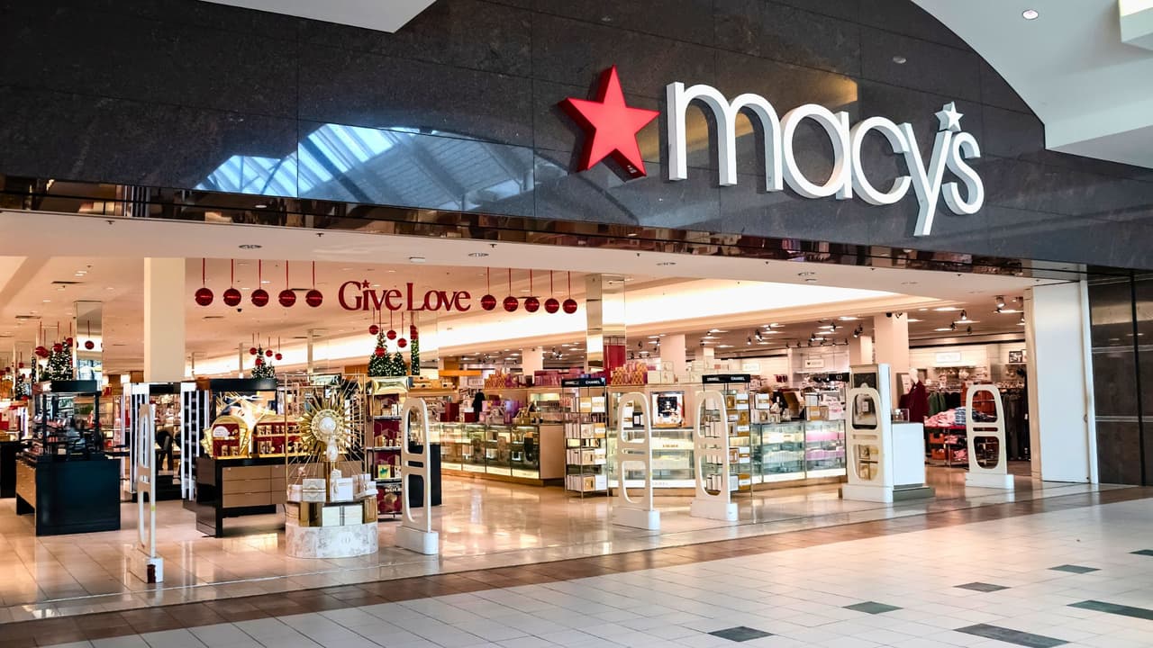 La aceleración de los cierres de tiendas de Macy’s no es un fenómeno aislado. 
<b>La firma enfrenta una disminución en el número de compradores que visitan tiendas físicas, mientras que las compras online siguen en aumento.</b>