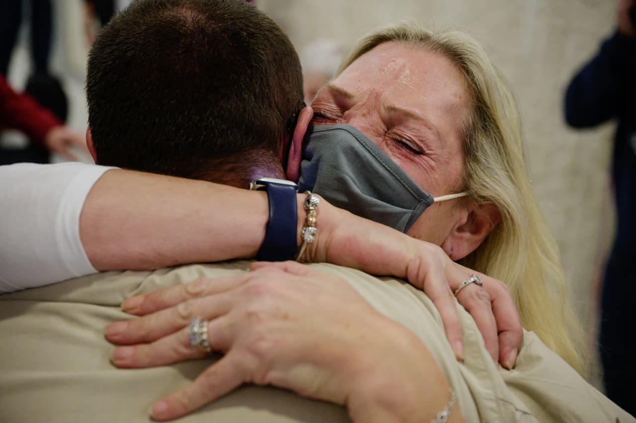 El abrazo de Alison Henry a su hijo Liam, luego de arribar a Nueva York desde Reino Unido.
<br>
<br>Las reglas que entraron en vigencia permiten viajar en avión desde una serie de países desde los cuales había estado restringido desde los primeros días de la pandemia, siempre que el viajero tenga prueba de vacunación y una prueba de
<a href="https://www.univision.com/noticias/coronavirus"> <u>covid-19</u></a> negativa.