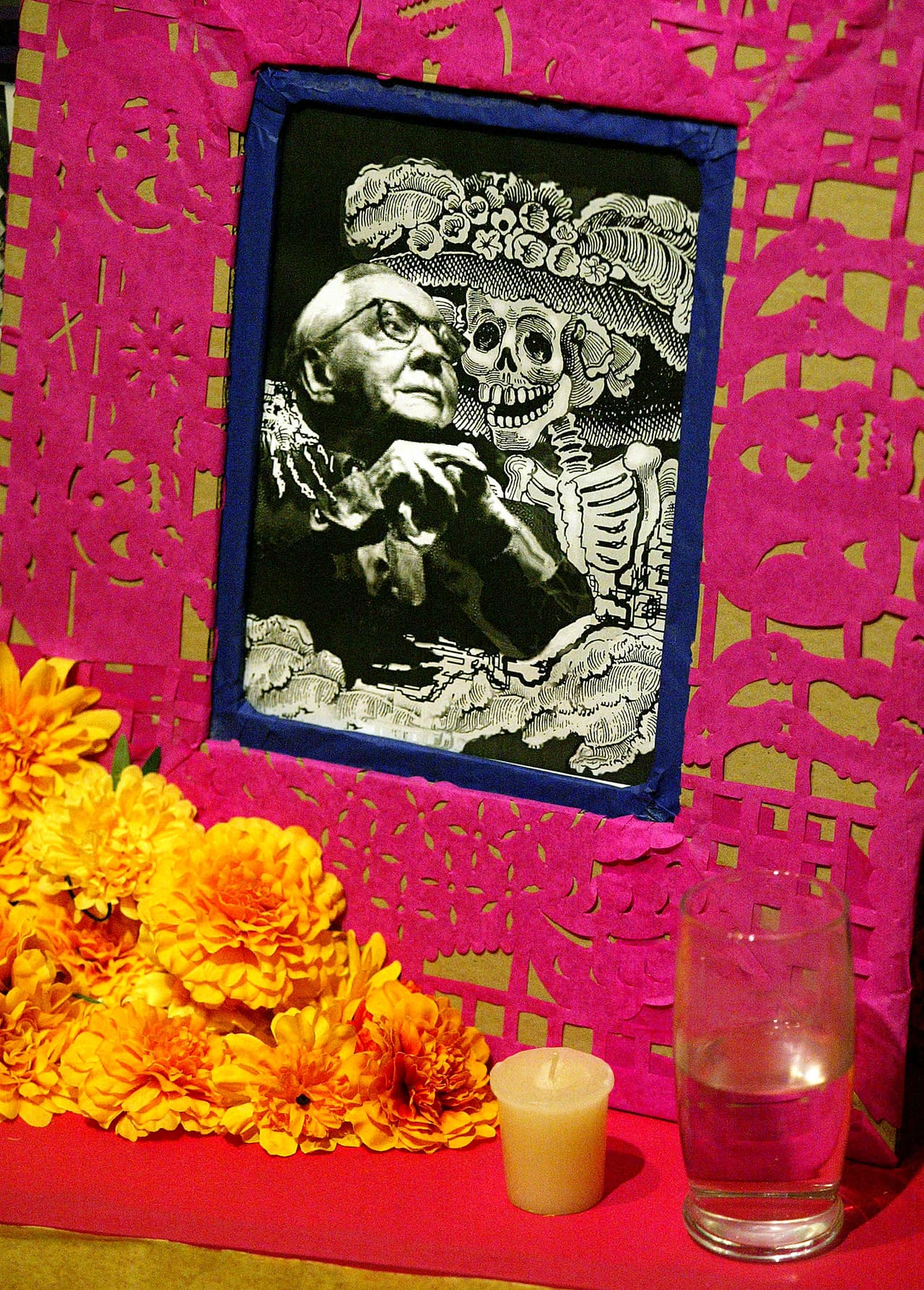 Es esencial poner la imagen de nuestros seres queridos difuntos, sea en retratos, fotos sueltas o con marco, o hasta dibujos o pinturas. Además, es costumbre llenar el altar con objetos personales de la persona, sus cosas queridas, favoritas y apreciadas con las que los recordamos.