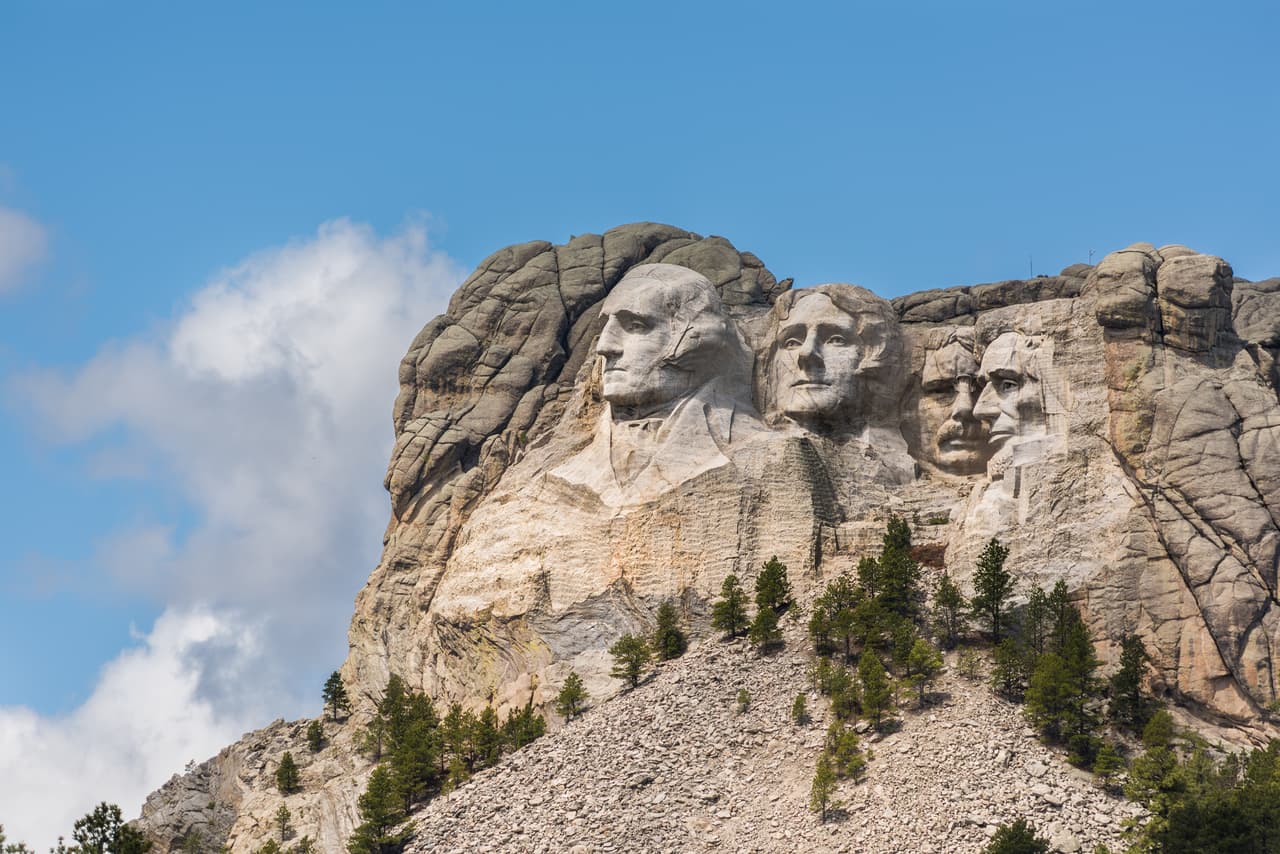 <h2 class="cms-H2-H2">Dakota del Sur</h2>
<br>
<br>El estado que es hogar del Monte Rushmore, y también de casi 900,000 personas (un 4.6%, de origen hispano) tampoco cobra impuestos estatales a los ganadores de sorteos. 
<br>
<br>En el sorteo del martes 3 de enero, una persona se llevó $4 millones, según el sitio lottery.sd.gov. El boleto se vendió en Rapid City, la segunda ciudad más poblada del estado, solo superada por Sioux Falls. 
<br>