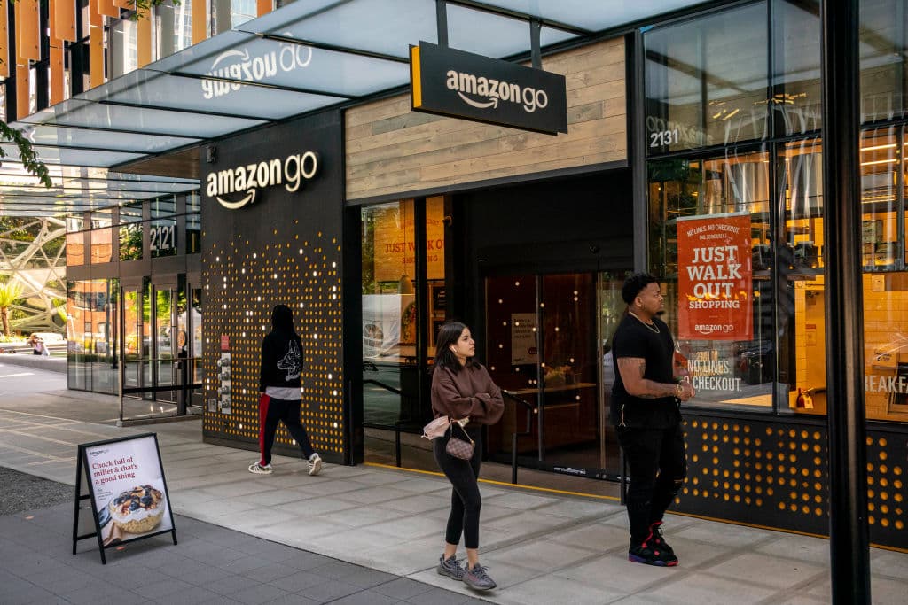 En septiembre de 2021 hubo varios anuncios en este sentido entre las grandes empresas de EEUU. 
<b>Amazon</b> dijo entonces que contrataría a 125,000 empleados fijos de almacén y logística con un salario mayor: 
<b>de $15 a $18 por hora.</b>