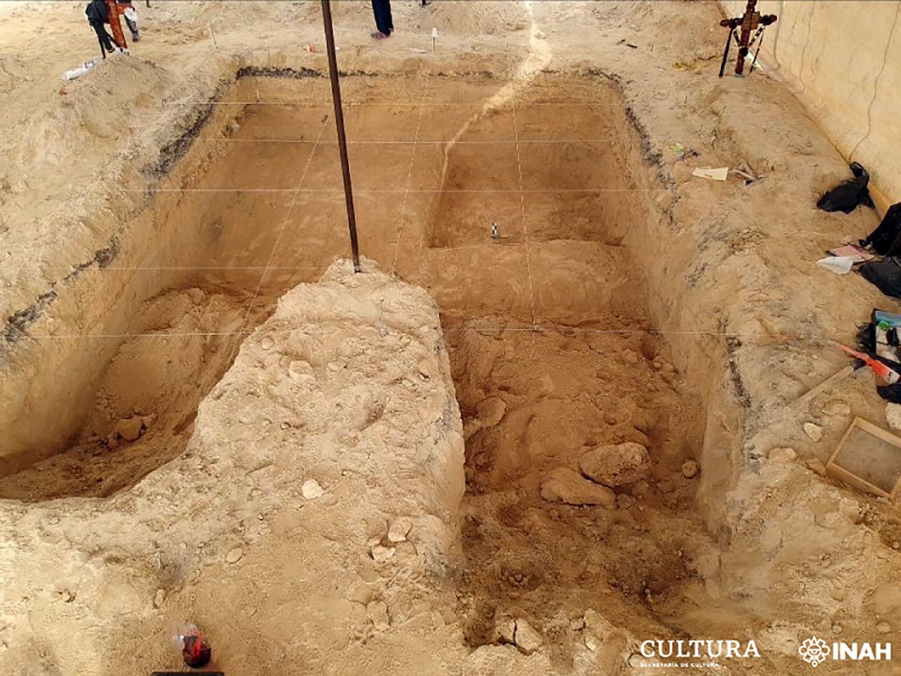 En las capas de tierra donde se hallaron los huesos del mamut el especialista identificó estratos de travertinos. Esta es una roca sedimentaria de dureza considerable que se forma con carbonatos de calcio. Indican la presencia de fuentes de agua, como lagos o ríos subterráneos, según explica la Agencia EFE.
<br>