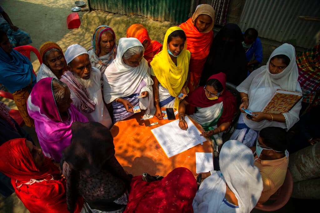 Este viernes, Tedros Adhanom Ghebreysus, el director de la Organización Mundial de la Salud criticó el "impactante desequilibrio" en la vacunación mundial contra el covid-19 e informó que, si bien 1 de cada 4 personas en los países ricos ha recibido una vacuna, solo 1 de cada 500 personas en los países más pobres había recibido alguna dosis.