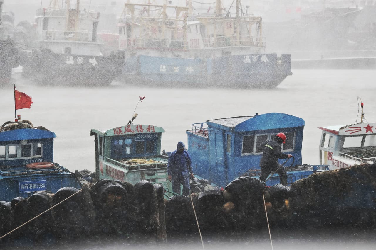 Lekima, catalogado como un "super tifón" fue el cuarto fenómeno de su tipo en el Pacífico occidental esta semana. El tifón Wipha trajo fuertes vientos y lluvias a China el pasado fin de semana, el tifón Francisco tocó tierra en Japón el martes y el tifón Krosa se ha formado en el Pacífico y se espera que afecte al Japón continental la próxima semana.