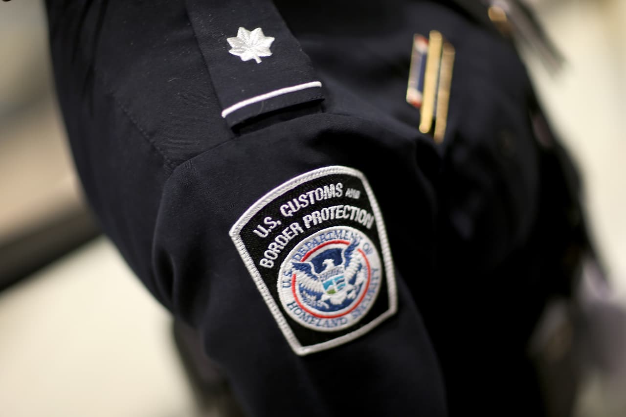 Si deseas obtener admisión o permiso de ingreso (“parole”) en un puerto de entrada, por lo general debes llevar contigo un documento de viaje válido y que no haya caducado (por ejemplo, 
<a href="https://www.univision.com/local/atlanta-wuvg/inmigracion-al-dia-errores-en-documentos-oficiales-podrian-afectarte-al-viajar-video" target="_blank">una Tarjeta Verde, una visa estadounidense o un documento de permiso adelantado</a>) para presentárselo al oficial migratorio en el puerto de entrada.
