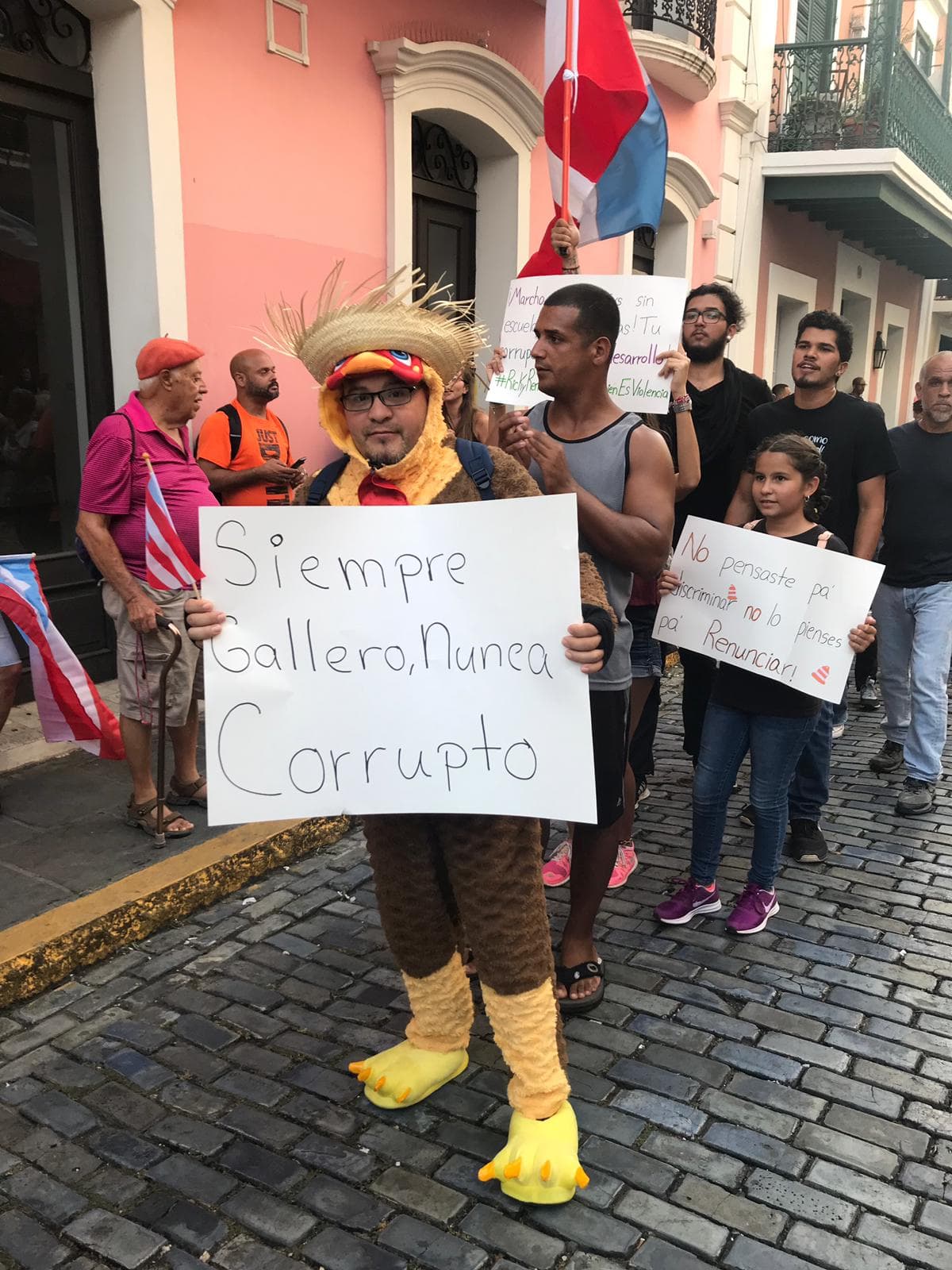 El escándalo de varios arrestos de miembros de su equipo de trabajo por corrupción y la filtración de un chat con burlas, conspiraciones y comentarios homofóbicos (donde Roselló estaba incluido), ha arreciado los pedidos para que el gobernante renuncie y evite que la Legislatura local active por primera vez un mecanismo amparado por la Constitución que podría sacarlo del cargo.