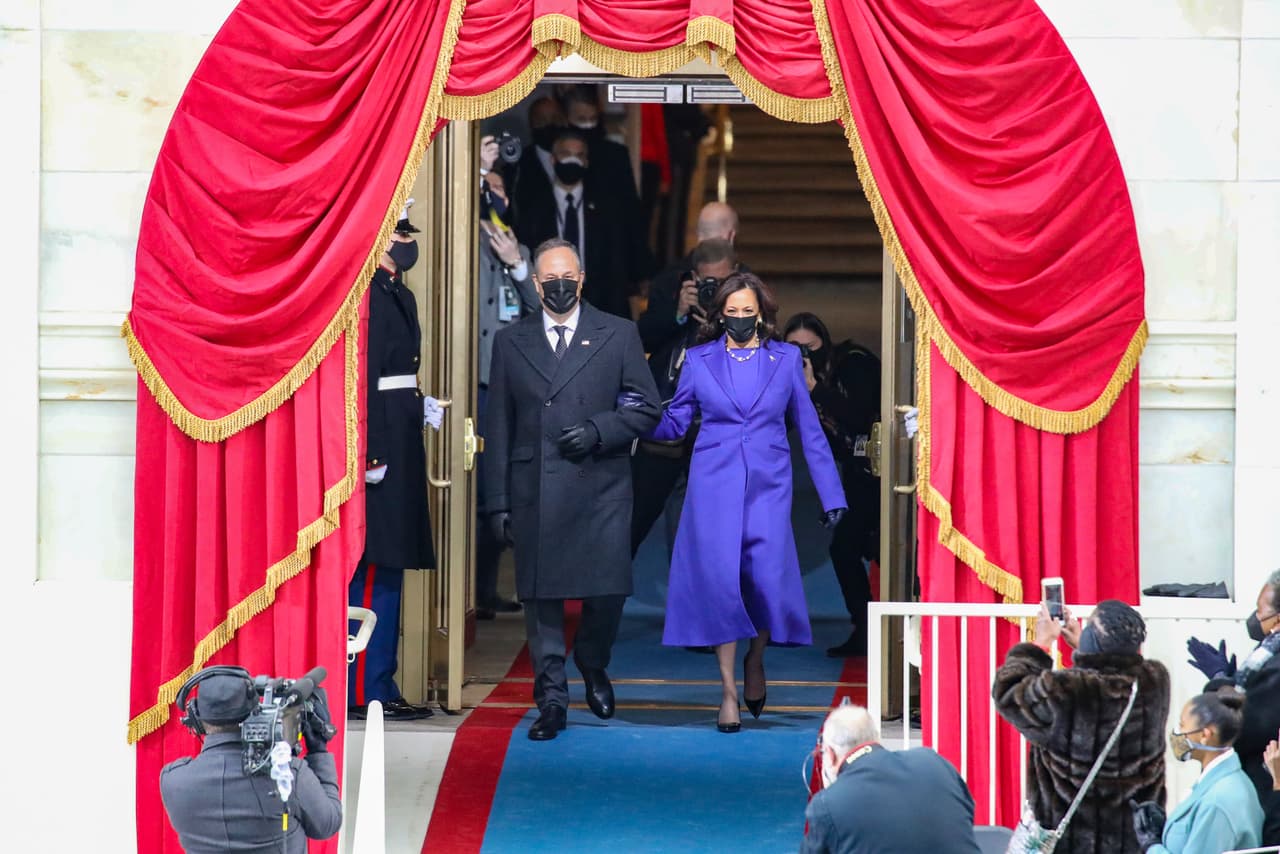 La entrada de Kamala Harris y su esposo Doug Emhoff al escenario donde será juramentada como la primera vicepresidenta de Estados Unidos. Kamala Harris hace historia como la primera mujer en llegar a la vicepresidencia. Por primera vez, EEUU tendrá también un segundo caballero, el esposo de Harris. También es la primera persona de color e hija de inmigrantes en ocupar ese cargo. 
<a href="https://www.univision.com/noticias/elecciones-en-eeuu-2020/la-vida-en-fotos-de-kamala-harris-la-primera-mujer-en-lograr-la-vicepresidencia-de-eeuu-fotos"><u>Vea aquí la vida en fotos de Kamala Harris: la primera mujer en lograr la vicepresidencia de EEUU</u></a>