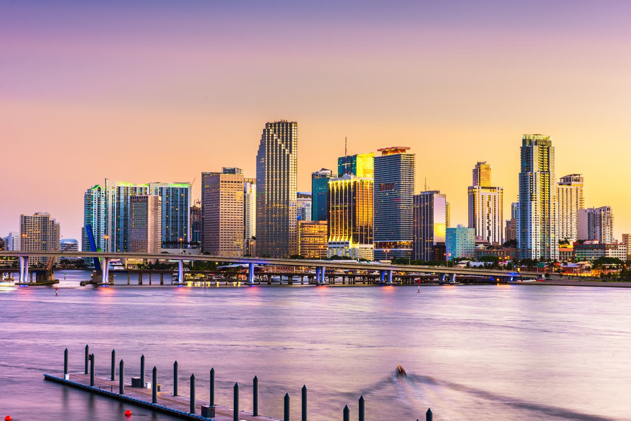 <b>Puesto 8. Florida.</b>
<br>
<br>Puntuación total: 57.48.
<br>
<br>Fuerza laboral inmigrante: puesto 2.
<br>
<br>Contribución socioeconómica: puesto 3.
<br>
<br>Ganancia de cerebros e innovadores: puesto 21.
<br>
<br>Cantidad de estudiantes internacionales: puesto 33.
<br>
<br>La investigación encontró que los estados con el mayor porcentaje de puestos de trabajo creados por la presencia de estudiantes internacionales (sobre el total de puestos de trabajo) son Washington DC, Massachusetts, Nueva York (empatados en el puesto 1), Rhode Island y Pennsylvania.