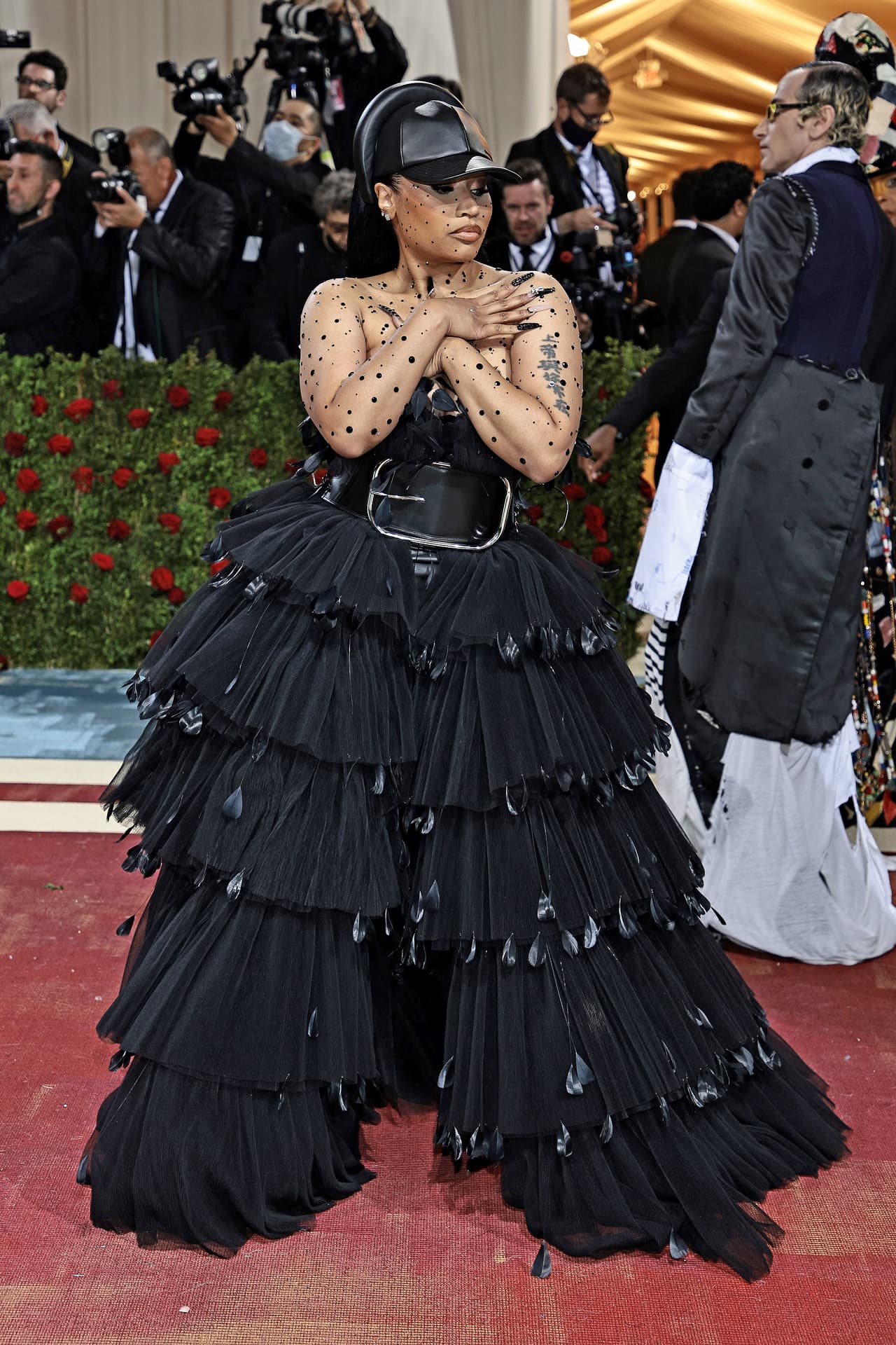 <a href="https://www.univision.com/famosos/bia-nicki-minaj-colaboracion" target="_blank">Nicki Minaj</a> inspiró su vestido entre los años 1870 a 1890, un vestido negro con plumas y transparencias se robó las miradas de varios asistentes. No solo distinguido vestido fue el protagonista de la noche sino también sus pechos, ya que al parecer estaban a punto de salirse del traje.