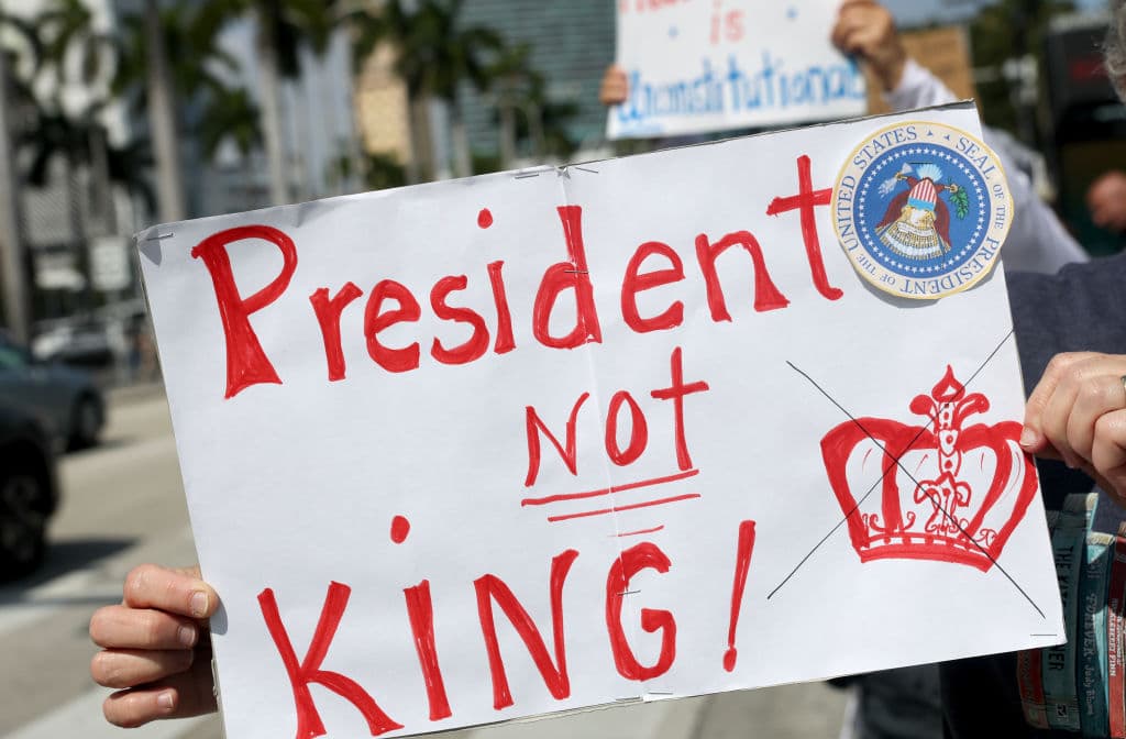 "Presidente no rey" dice esta cartel que critica los decretos firmados por Trump en las primeras cuatro semanas de su gobierno.