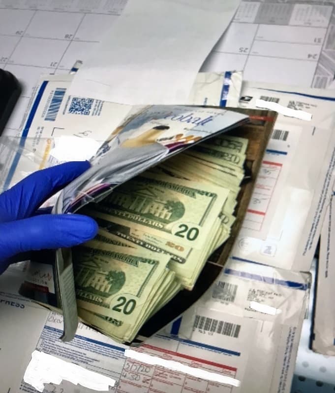 Y $48,000 en cash.
