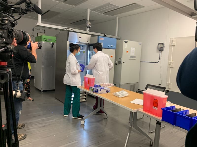 La Escuela de Medicina Dell de la 
<a href="https://www.univision.com/local/austin-kakw/ut-health-austin-recibe-vacuna-contra-el-coronavirus">Universidad de Texas recibió 2.925 dosis de Pfizer</a>. La primera dosis de vacuna se administró en la escuela el martes a las 8 a.m.