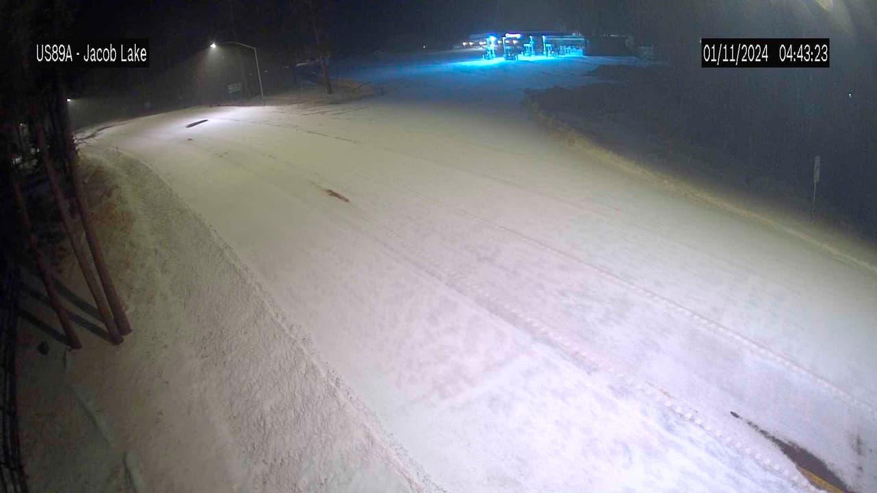 Durante el transcurso del día la acumulación de nieve ha ido aumentando en muchas carreteras y autopistas del norte de Arizona, como se observa en las imágenes de ADOT de la I-17, I-40, SR-260 y SR-87.