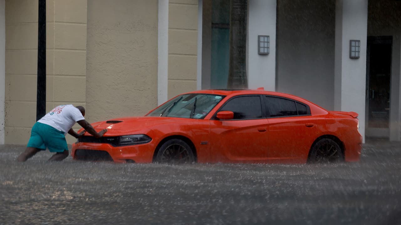 El Servicio Nacional de Meteorología estima que la fuerte tormenta del miércoles 12 de abril dejó caer 25 pulgadas de agua, el equivalente a las precipitaciones de un huracán de gran intensidad durante más de un día. 
<a href="https://www.univision.com/noticias" target="_blank">Sigue las últimas noticias en Univision. </a>