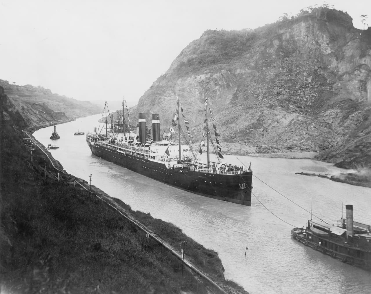 El vapor Ancón, primer buque en pasar el 15 de agosto de 1914, día en que se inauguró el Canal de Panamá.