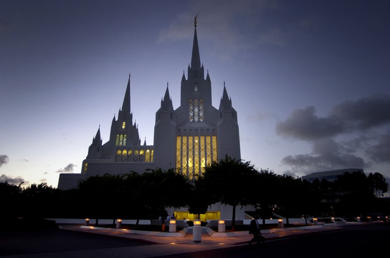La fortuna de $100,000 millones que según una denuncia amasó una iglesia mormona engañando a sus feligreses