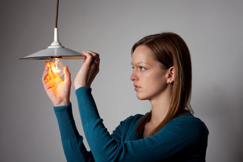 <b>Luces parpadeantes / objetos que se prenden y apagan </b>
<br>Ésta es una de las señales más comunes. Los espíritus tienen la habilidad de interferir con la luz y la electricidad porque son energía pura. La mayoría de las veces ellos quieren que te des cuenta de que están ahí y quieren llamar tu atención.