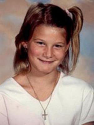 <h3 class="cms-H3-H3">Amy Renee Mihaljevic </h3>
<br>
<br>El pasado viernes 27 de octubre de 1989, esta niña de 10 años 
<b>fue secuestrada en un centro comercial en Bay Village, Ohio</b>, tras haber salido de la escuela. 
<br>
<br>La agencia indica que la menor parecía estar esperando a alguien y que un hombre se acercó a Mihaljevic y le puso una mano en su hombro
<b> mientras caminaba con ella por el estacionamiento del lugar. </b>
<br>
<br>Al poco tiempo, la investigación sobre el caso arrojó que la menor había recibido una llamada telefónica de una persona que organizó una reunión con Mihaljevic 
<b>con el pretexto de ayudarla a seleccionar un regalo para su madre. </b>
<br>
<br>Poco más de tres meses después, el 8 de febrero de 1990, el cuerpo de Mihaljevic 
<a href="https://www.fbi.gov/wanted/seeking-info/amy-renee-mihaljevic" target="_blank">fue descubierto en un campo del condado rural de Ashland.</a> Las tres pertenencias que la niña tenía consigo al momento de su secuestro -un pendiente, botines negros y una carpeta de cuero negro-
<b> nunca se han recuperado. </b>
<br>
<br>El FBI está ofreciendo
<b> una recompensa de hasta 25,000 dólares</b> por información que conduzca al arresto y condena del individuo o individuos responsables de esta muerte. 
<br>