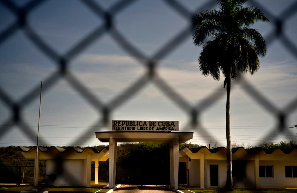 Gobierno de Trump | En vivo | Trump ordena expandir el centro de detención en la base de Guantánamo para enviar a indocumentados 