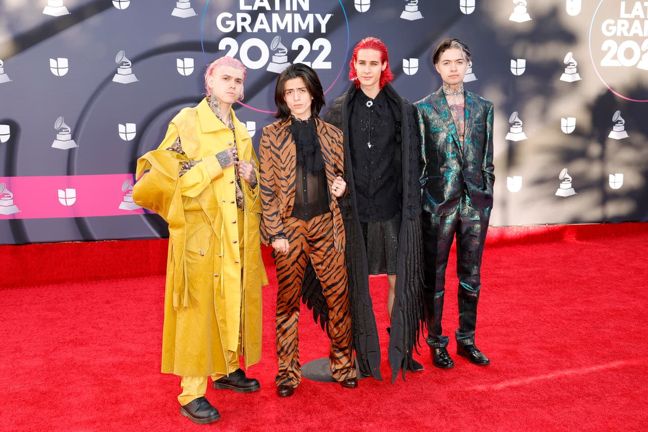 <h2 class="cms-H2-H2">Wiplash</h2>
<br>
<br>Por su nombre, seguro se te viene a la cabeza la famosa película, pero no. Wiplash, sin la h, es una banda de rock alternativo, conformada por JJ Moore, quien es el vocalista, Diego Moguel (19 años), que está en la guitarra, Roberto Saracho (19 años), toca la batería, y Daniel Gal (20 años), en el bajo, quienes se conocieron en TikTok cuando trabajan en proyectos independiente.. Ellos aseguran que no se encajan en un solo género, sino que les gusta probar diferentes sonidos.
<br>
