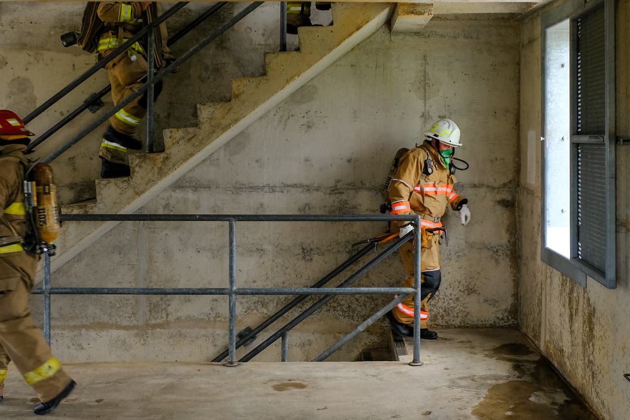 Los bomberos hacen el número de vuelos de subida y bajada que equivale aproximadamente a la altura del World Trade Center. La subida se realiza en completo silencio y dura aproximadamente una hora.