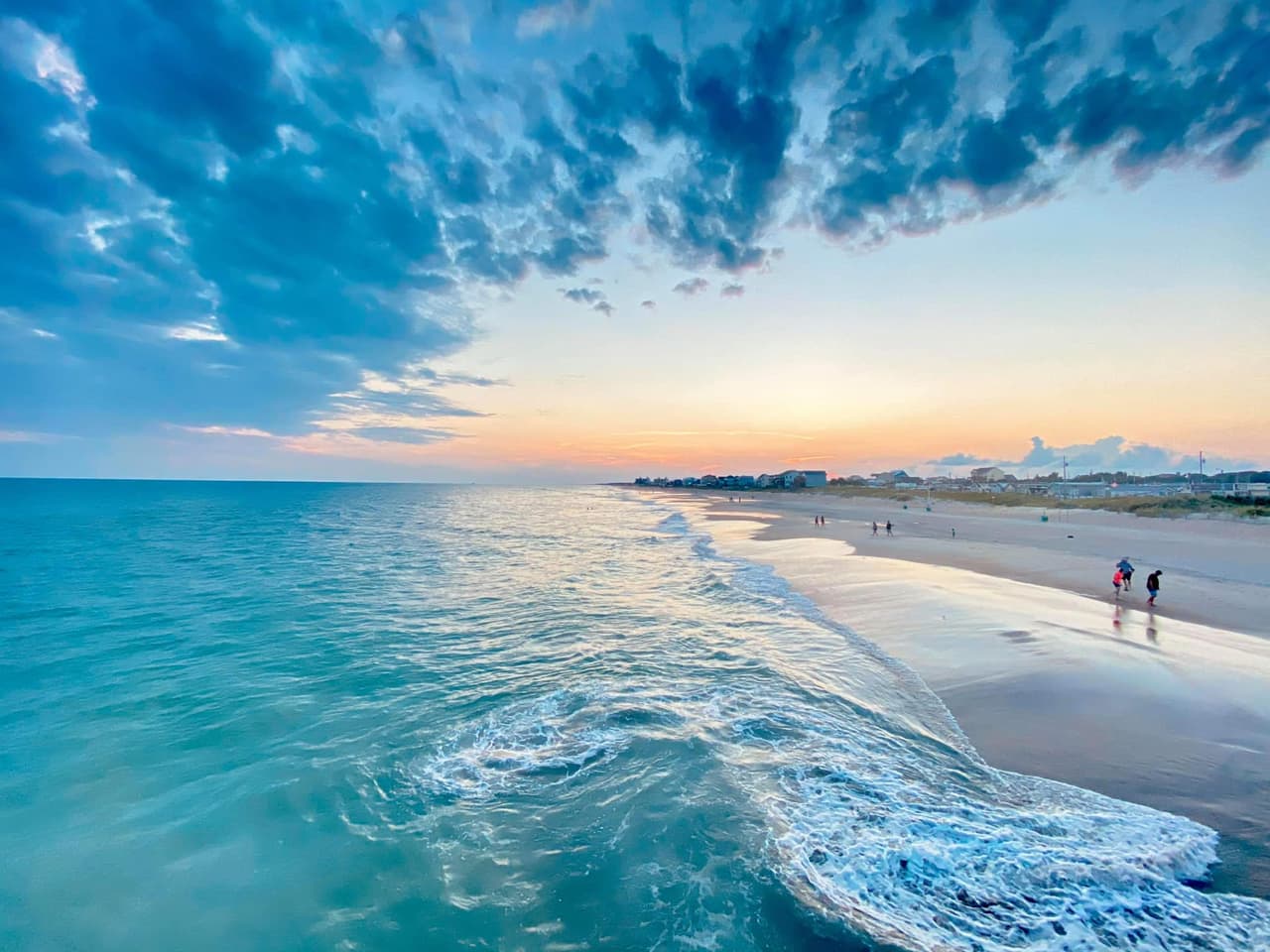 <b>Emerald Isle</b>
<br>
<b>Sitio web</b>: 
<a href="https://www.emeraldisle-nc.org/">https://www.emeraldisle-nc.org/</a> 
<br>
<b><a href="https://maps.app.goo.gl/vC1ZDR4YBFpEQbqQ9">Cómo llegar</a> </b>
<br>
<br>Las familias regresan a Emerald Isle año tras año por sus 12 millas de playas limpias, su ambiente relajado y su popular muelle de pesca. Hay muchas razones para elegir esta extensión de arena para instalarse: Emerald Isle ofrece una costa abierta y abundantes servicios de playa, que incluyen duchas, pabellones para picnic y estacionamiento.