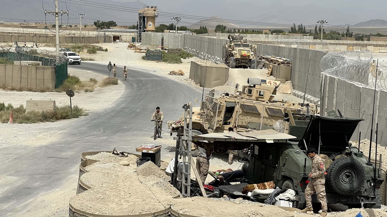 Es probable que los últimos soldados estadounidenses se queden en Afganistán hasta que se complete un acuerdo para proteger el Aeropuerto Internacional Hamid Karzai de Kabul.
<br>
<br>Según el Pentágono, la retirada total de tropas se completará antes de que termine agosto.