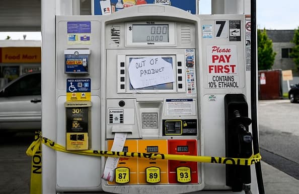 Ante esta situación, el secretario de transporte de EEUU, Pete Buttigieg, instó este miércoles a no acaparar combustible. 
<br>
<br>Durante la rueda de prensa diaria de la Casa Blanca, Buttitieg subrayó que "bajo ninguna circunstancia se debe poner gasolina directamente en nada que no sea un vehículo o un contenedor aprobado".