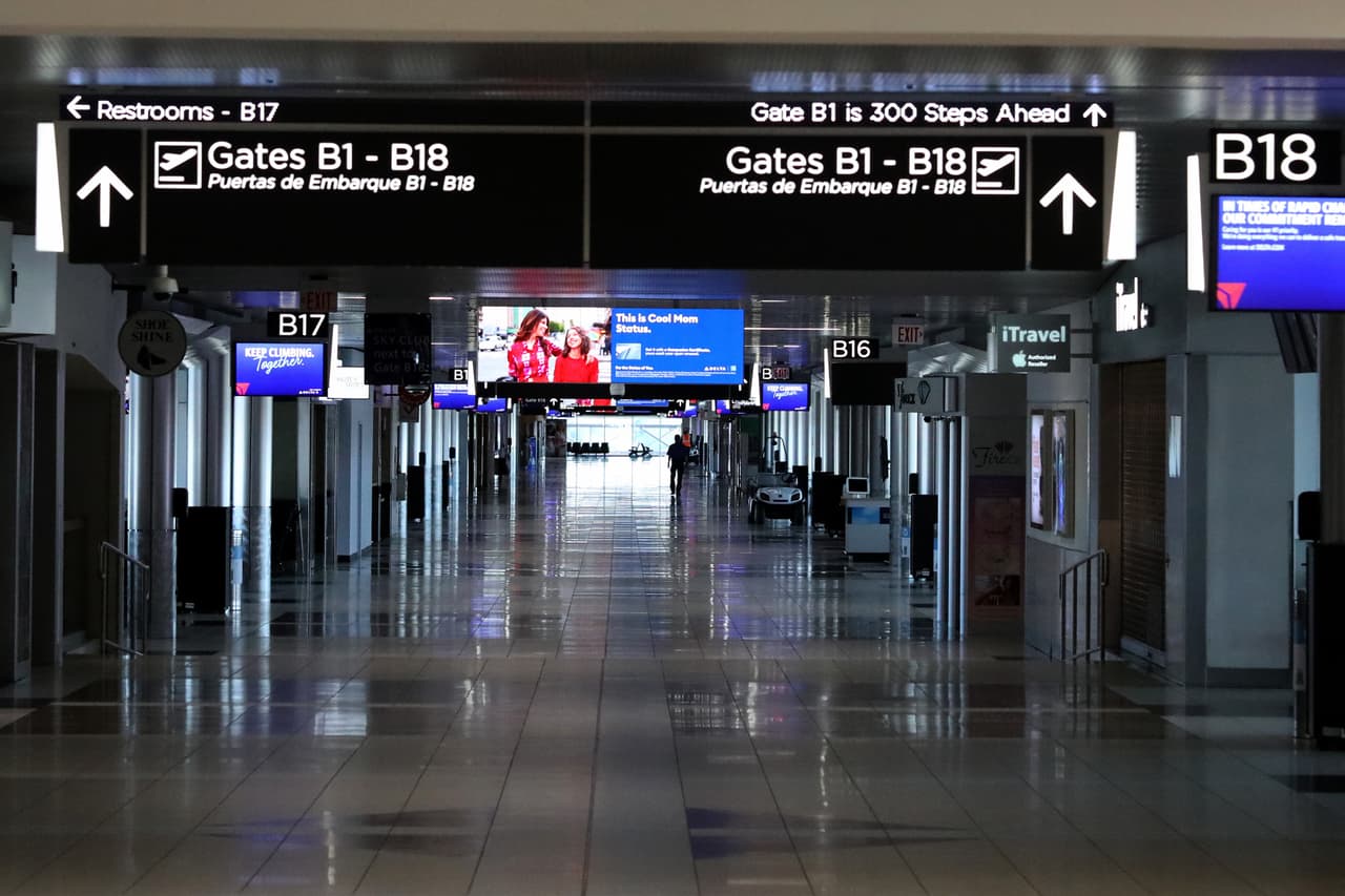 Se observa completamente vacía la términal B del 
<a href="https://www.univision.com/local/atlanta-wuvg/llegan-al-aeropuerto-de-atlanta-pasajeros-en-cuarentenas-por-coronavirus-provenientes-del-crucero-costa-luminosa-fotos">Aeropuerto Internacional Hartsfield-Jackson de Atlanta</a> el 20 de abril de 2020 en Atlanta, Georgia.
