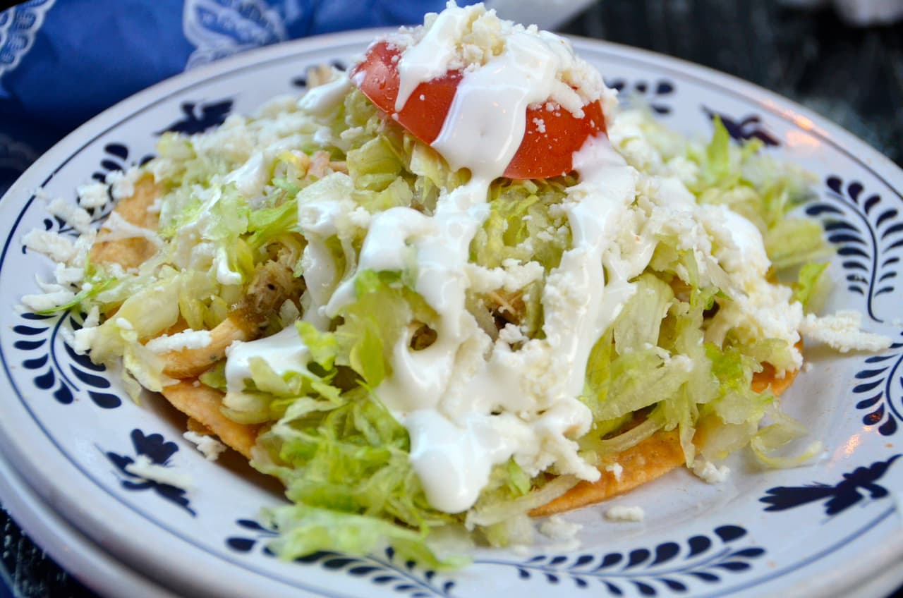 <b>Tostadas: </b>pariente del taco, la tostada le heredó la versatilidad a su primo no tan lejano. Son tortillas fritas u horneadas a las que se les añade cualquier guiso. Pueden ser tan sencillas como cubrirlas de crema de vaca y aguacate o bien, con frijoles y guisos como la tinga (carne de pollo deshebrada y sazonada con tomate y chile chipotle), picadillo (carne molida con papas, zanahorias y guisantes con salsa de tomate) e incluso con un guiso de patas de vaca (cartílago) en vinagre.Para terminar, se le añade crema, queso fresco y lechuga. Aquí, 
<b><a href="http://www.univision.com/estilo-de-vida/cocinar/adios-tacos-5-maneras-de-comer-tostadas-mexicanas-video">cinco de sus versiones </a></b>más caseras.
<br>